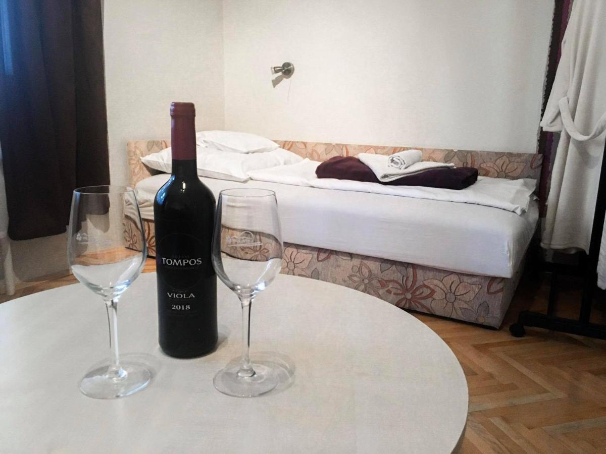 Tompos Vendégház és pince Villány Esterno foto